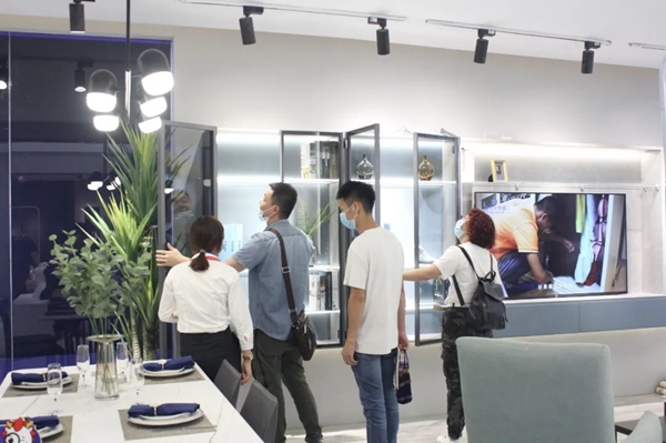 伊仕利家居展馆现场火爆 直播间互动火热