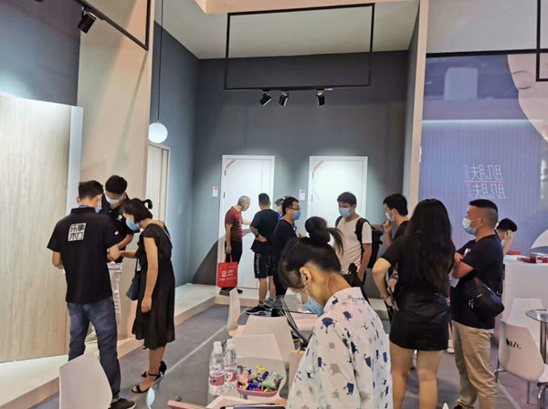 第十一届永康门博会首日，乐事木门展馆人气爆棚！
