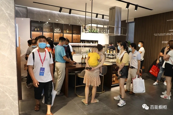 百能不锈钢家居潮流新品独具一格 引展馆观众围观