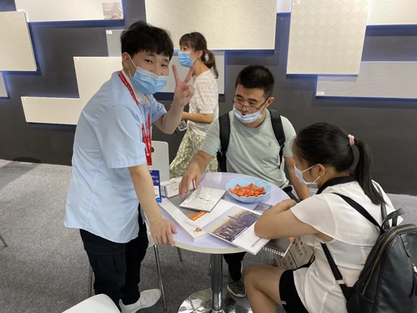 法狮龙时尚吊顶美学展馆获好评 洽谈客户络绎不绝