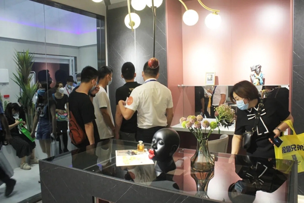 伊仕利家居展馆现场火爆 直播间互动火热