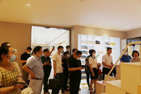 企业家走进亚丹家居参观指导 共谋发展