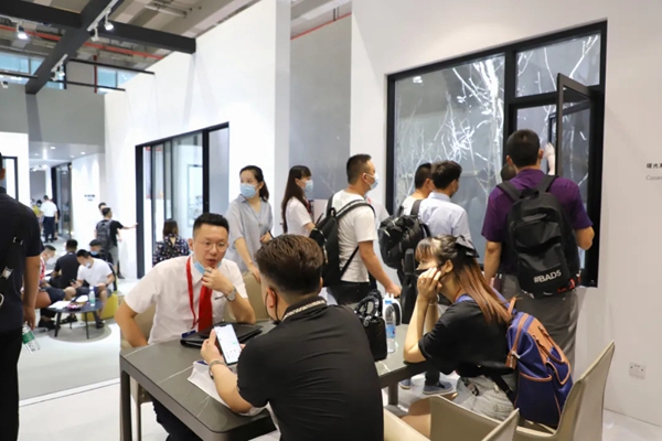 新标门窗极简系列惊艳全场 引领行业新标杆