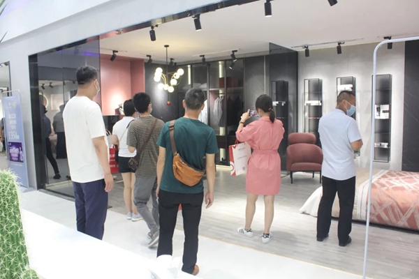 伊仕利家居展馆人潮涌动 “多彩”极简生活亮点十足