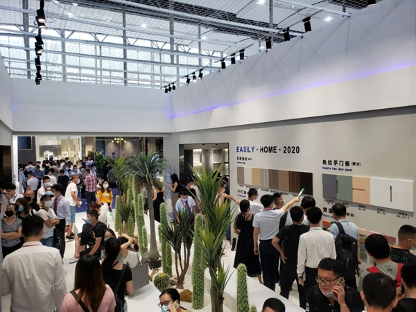 伊仕利家居展馆现场火爆 直播间互动火热 伊仕利家居展馆现场火爆 直播间互动火热