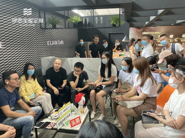 伊恋全屋定制展馆精彩不停 馆内就人潮如织