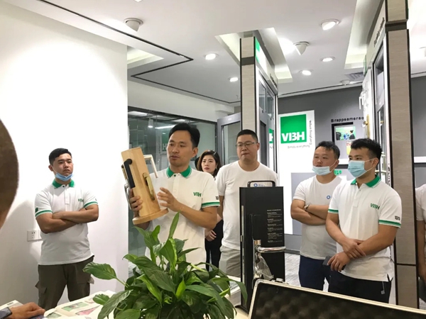 威必驰五金佛山营销中心迎来四川蓉窗汇俱乐部团队参观交流