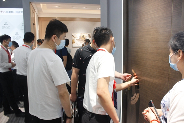 大自然木门携特斯拉惊艳亮相2020中国建博会（广州） 引爆加盟热潮