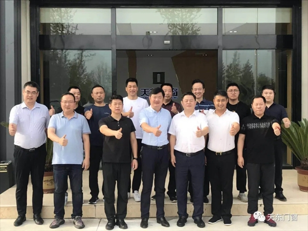 天东门窗迎接全国工商联家具装饰业商会执行会长一行莅临指导