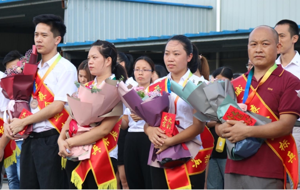 威亚森门窗总部第二季度企业标兵表彰会圆满结束