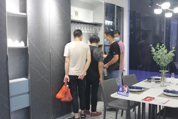 伊仕利家居展馆人潮涌动 “多彩”极简生活亮点十足
