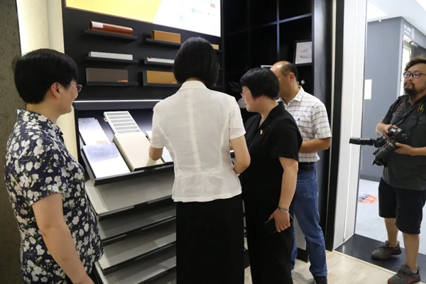 法狮龙迎来市委常委龚和艳指导调研企业党建工作