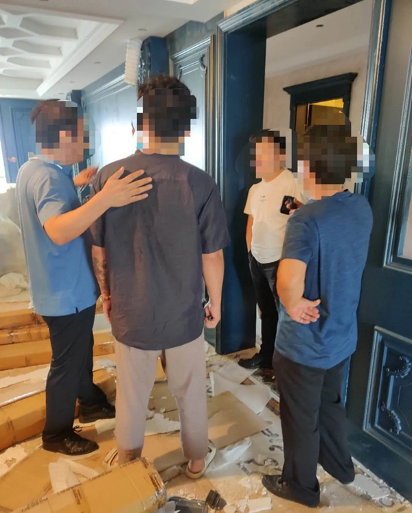 尚品本色木门联合警方重拳打假 维护消费者合法权益