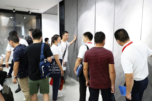 新标门窗极简系列惊艳全场 引领行业新标杆