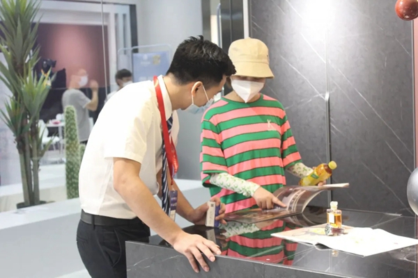 伊仕利家居展馆现场火爆 直播间互动火热 伊仕利家居展馆现场火爆 直播间互动火热