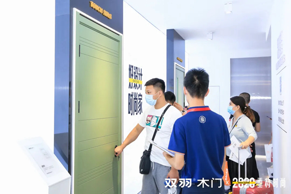第二十二届中国建博会（广州）首日，双羽木门时尚登场再掀人潮