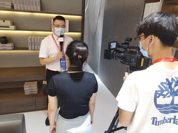 新标门窗极简系列惊艳全场 引领行业新标杆