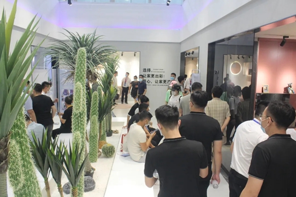 伊仕利家居展馆人潮涌动 “多彩”极简生活亮点十足
