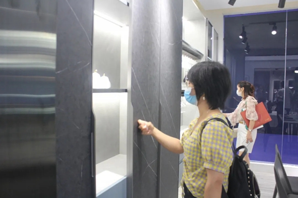 伊仕利家居展馆现场火爆 直播间互动火热