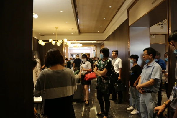 企业家走进亚丹家居参观指导 共谋发展