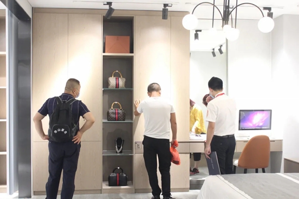 伊仕利家居展馆现场火爆 直播间互动火热 伊仕利家居展馆现场火爆 直播间互动火热