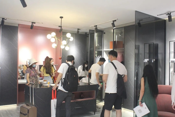 伊仕利家居展馆人潮涌动 “多彩”极简生活亮点十足