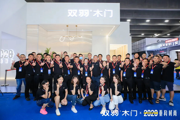 第二十二届中国建博会（广州）首日，双羽木门时尚登场再掀人潮
