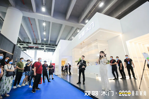 第二十二届中国建博会（广州）首日，双羽木门时尚登场再掀人潮