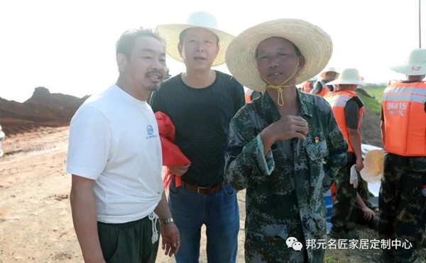 邦元名匠董事长千里送温暖 积极投入抗洪救灾