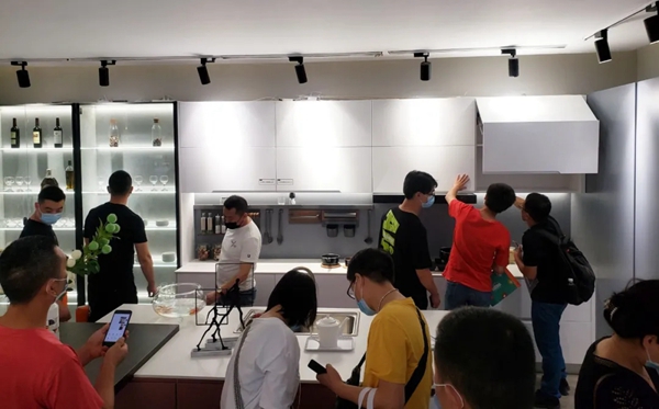 伊仕利家居展馆现场火爆 直播间互动火热