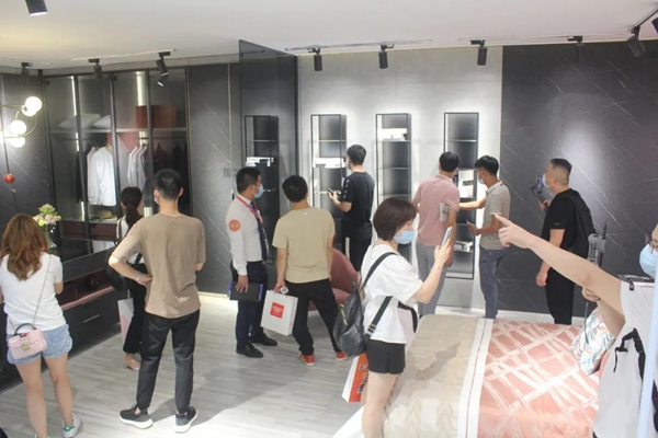 伊仕利家居展馆人潮涌动 “多彩”极简生活亮点十足