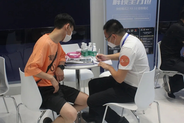 伊仕利家居展馆人潮涌动 “多彩”极简生活亮点十足