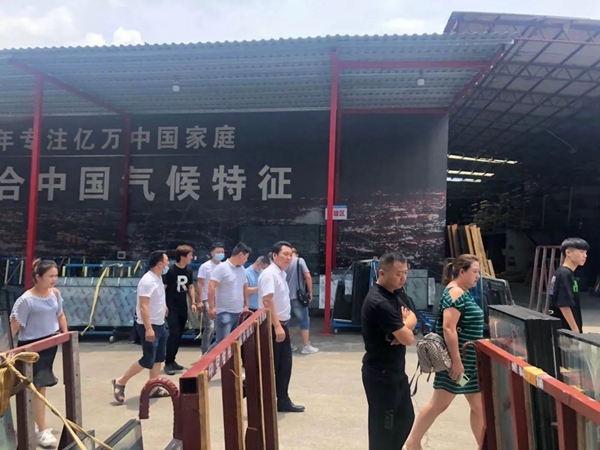 威亚森门窗建博会后诚邀数百位合作商参观佛山生产基地