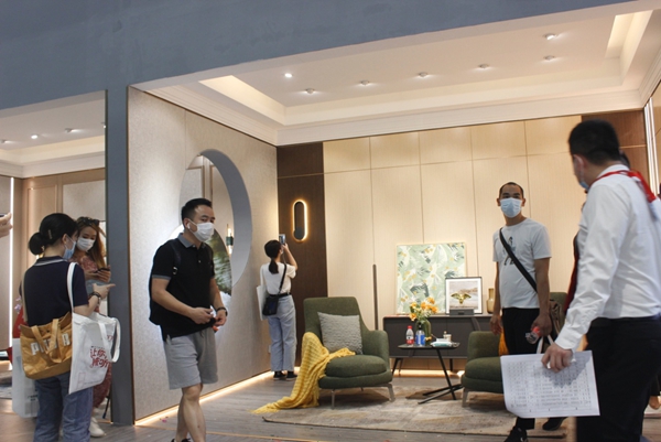 大自然木门携特斯拉惊艳亮相2020中国建博会（广州） 引爆加盟热潮