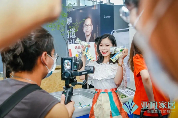 亚丹家居展馆带来诚意新品 建博会首日引爆人潮