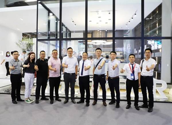 新标门窗极简系列惊艳全场 引领行业新标杆