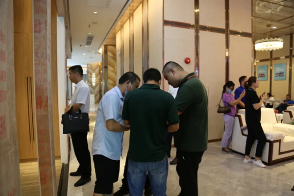 企业家走进亚丹家居参观指导 共谋发展