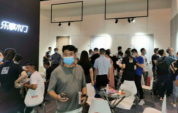 第十一届永康门博会首日，乐事木门展馆人气爆棚！