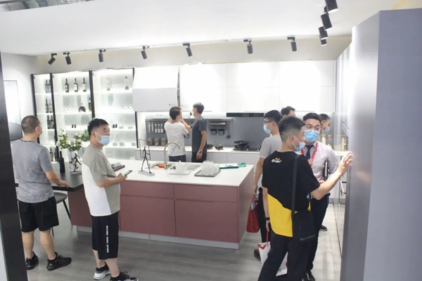 伊仕利家居展馆现场火爆 直播间互动火热