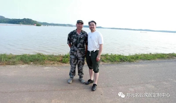 邦元名匠董事长千里送温暖 积极投入抗洪救灾