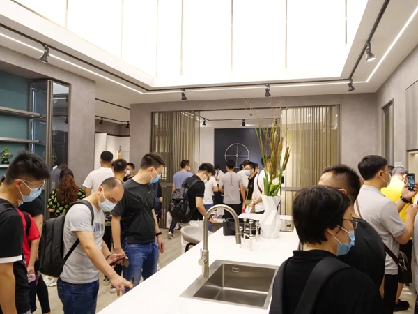 顶固全屋定制亮相建博会 开展即摘3项权威大奖