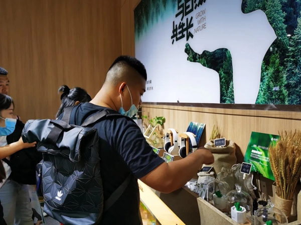亚丹家居展馆带来诚意新品 建博会首日引爆人潮