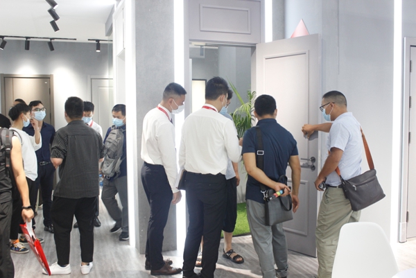 大自然木门携特斯拉惊艳亮相2020中国建博会（广州） 引爆加盟热潮