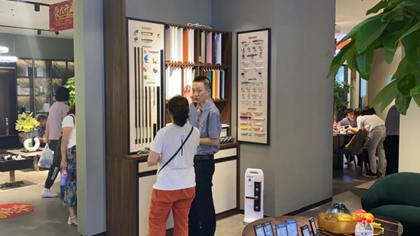 慕宸生活双店开业 现场人气爆棚