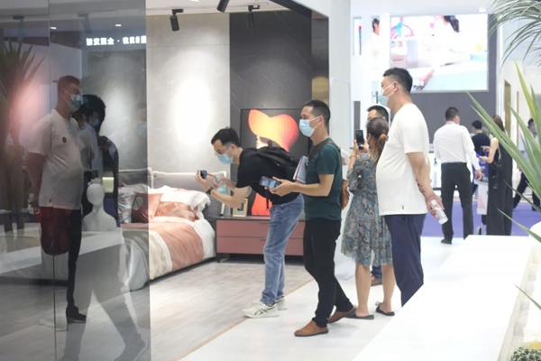 伊仕利家居展馆人潮涌动 “多彩”极简生活亮点十足