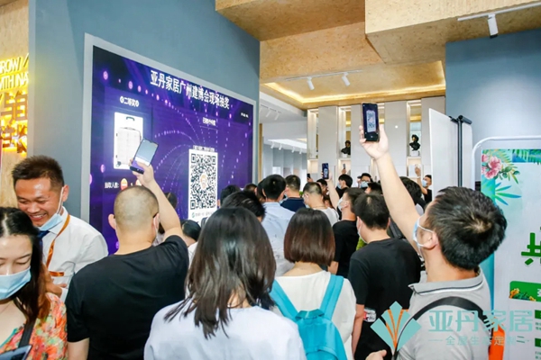 亚丹家居展馆带来诚意新品 建博会首日引爆人潮