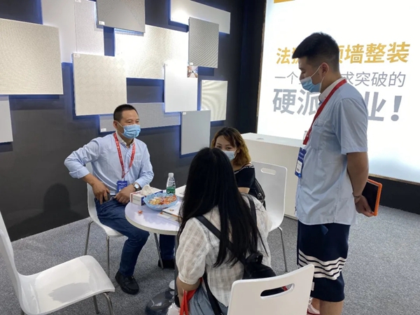 法狮龙时尚吊顶美学展馆获好评 洽谈客户络绎不绝