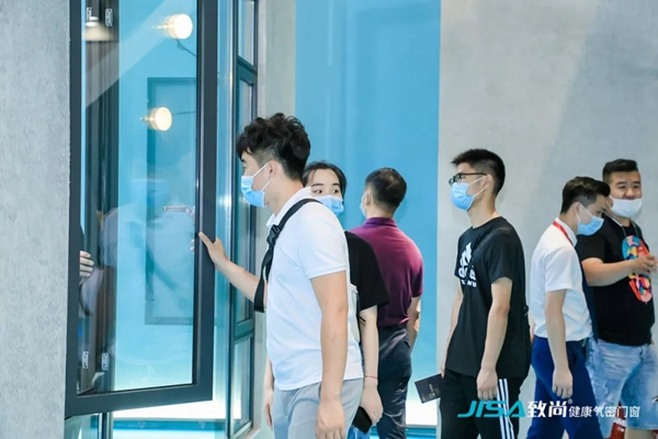 致尚门窗高调亮相广州建博会 成为门窗新潮流IP