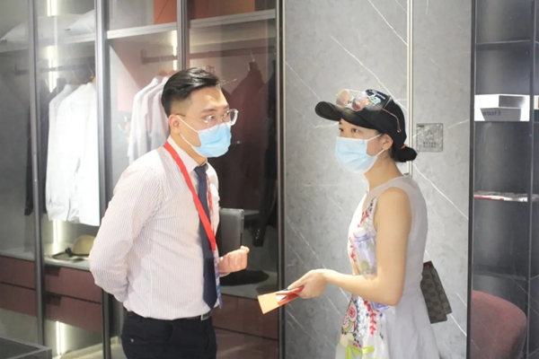 伊仕利家居展馆现场火爆 直播间互动火热