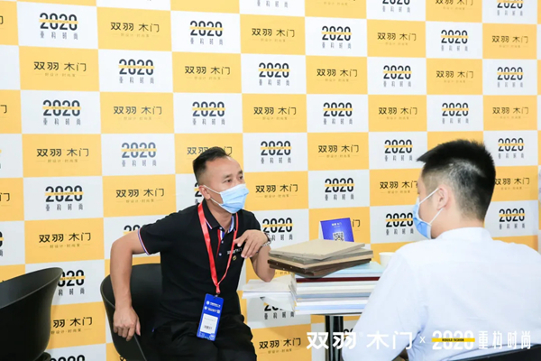 第二十二届中国建博会（广州）首日，双羽木门时尚登场再掀人潮